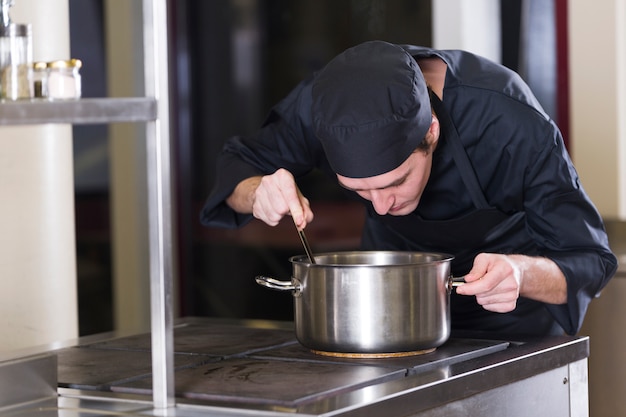 Chef kocht ein Rezept