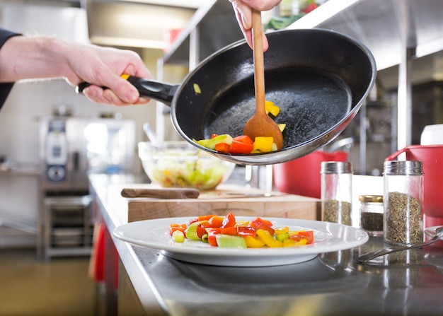 Chef kocht ein Rezept