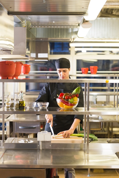 Kostenloses Foto chefkoch bereitet ein rezept vor