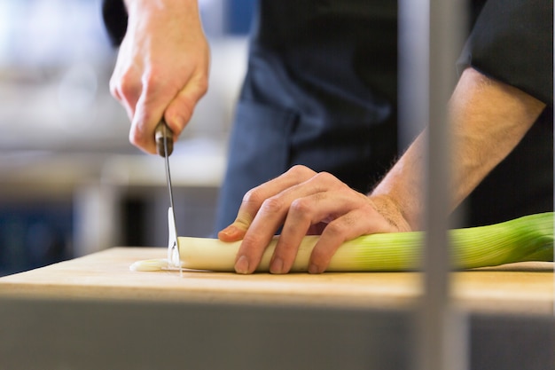 Chefkoch bereitet ein Rezept vor