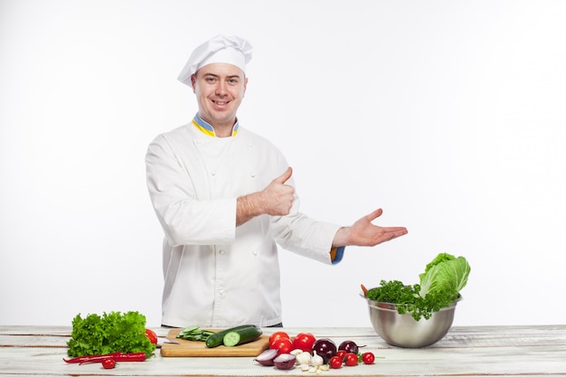 Chefkoch, der frischen Gemüsesalat in seiner Küche kocht