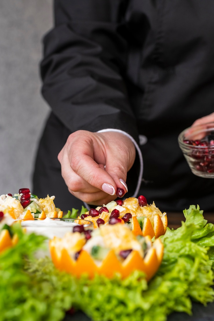 Kostenlose Foto chefkoch, der obstgericht vorbereitet