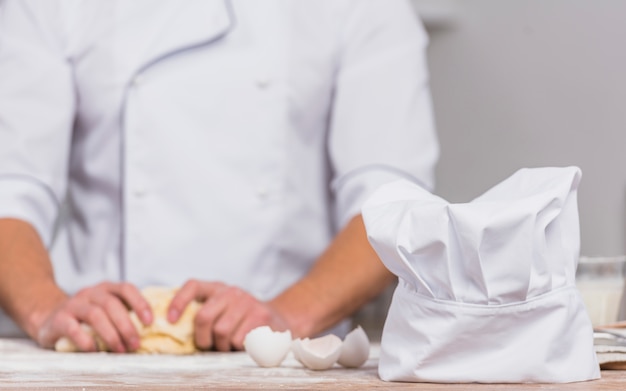 Kostenloses Foto chefkoch in der küche, die teig macht