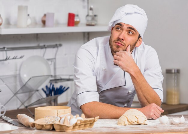 Chefkoch in der Küche, die Teig macht