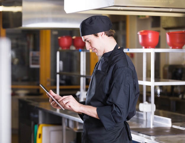 Chefkoch mit einer Tablette