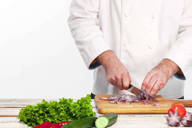 Chefkoch schneidet eine Zwiebel auf seiner Küche