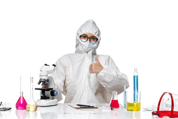 Chemikerin der Vorderansicht im speziellen Schutzanzug, der auf Chemie-Covid-Health-Virus des weißen Hintergrunds posiert