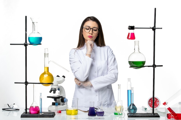 Kostenlose Foto chemikerin der vorderansicht im sterilen medizinischen anzug, der auf der covid-pandemie-wissenschaft des virus der weißen hintergrundkrankheit aufwirft und denkt