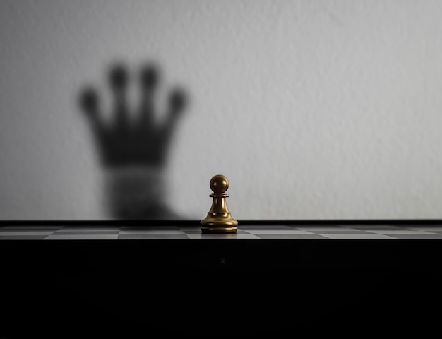Kostenloses Foto chessman wird in den schatten der krone verwandelt.