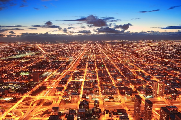 Chicago Downtown Luftpanoramablick in der Abenddämmerung mit Wolkenkratzern und Skyline der Stadt.