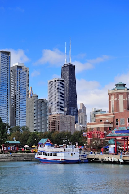 CHICAGO, IL - 1. Oktober: Navy Pier und Skyline am 1. Oktober 2011 in Chicago, Illinois. Es wurde 1916 als 3300-Fuß-Pier für Ausflugs- und Ausflugsboote gebaut und ist Chicagos Touristenattraktion Nummer eins.