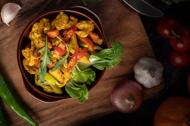 Chicken Stir Fried Chili zusammen mit Paprika, Tomaten und Karotten