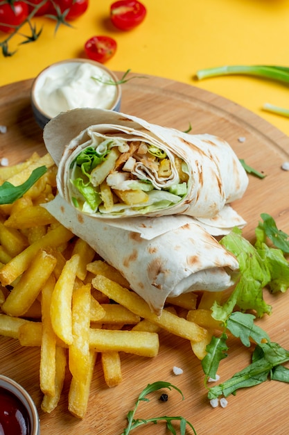 Kostenloses Foto chicken wrap serviert mit pommes