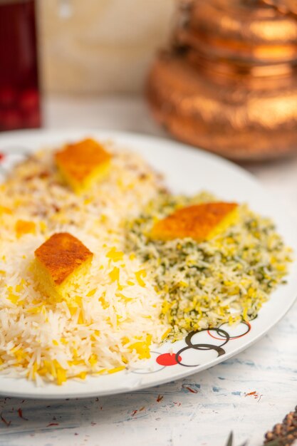 Chigirtma plov, Reis mit Gemüse und Kräutern garnieren.