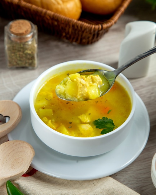 Chiken Suppe Kartoffelgewürze Reis Seitenansicht