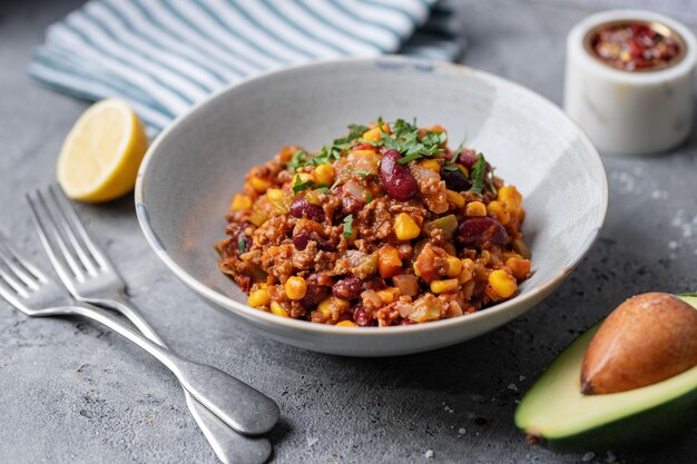 Chili con Carne serviert in einer Schüssel