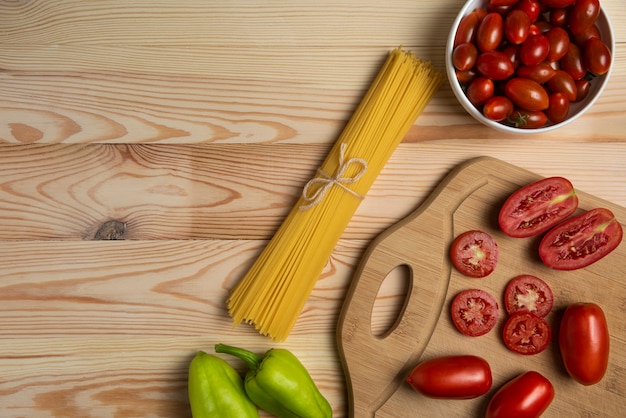 Chili-Tomaten und Paprika mit Nudeln