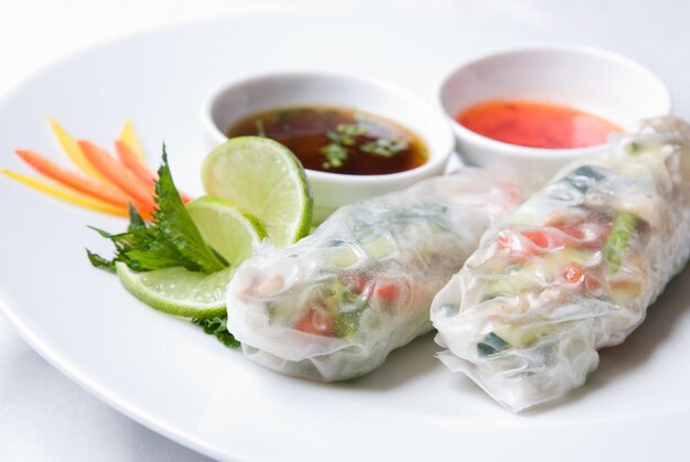 Chinesische Brötchen mit Gemüse auf dem Teller