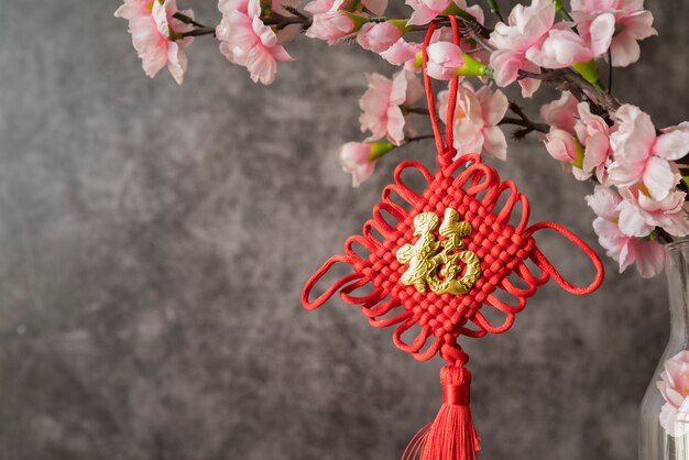 Chinesische Dekoration des neuen Jahres mit Blumen