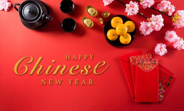 Chinesische neujahrsfestdekorationen pow oder rotes paket, orangen- und goldbarren, goldener klumpen auf rotem hintergrund. die chinesischen schriftzeichen fu in dem artikel beziehen sich auf glück, glück, reichtum, geldfluss.