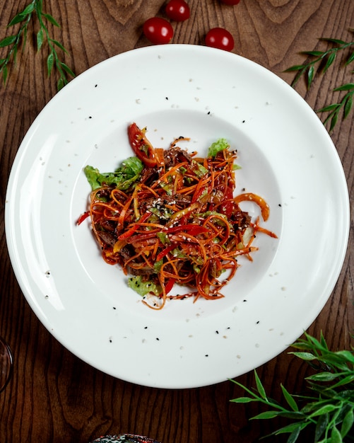 Kostenloses Foto chinesische nuddles mit gemüse auf dem tisch