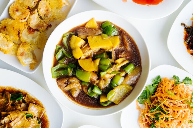 chinesische Suppe mit Fleischgemüse und grünem Pfeffer in Teller