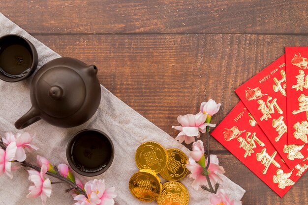 Chinesische Zusammensetzung des neuen Jahres mit Tee