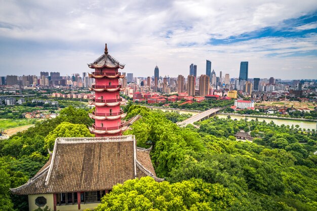 Chinesischer alter Turm auf dem Berg