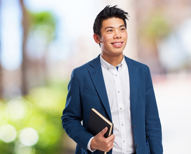 chinesischer Mann mit Buch