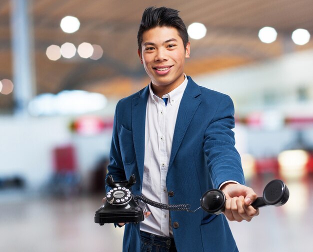 chinesischer Mann mit Telefon sprechen