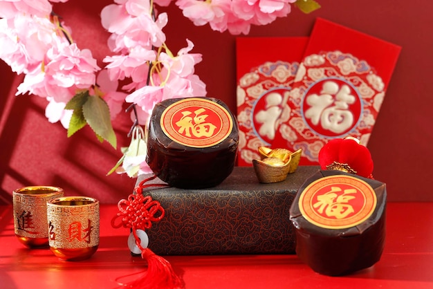 Chinesischer neujahrskuchen (mit dem chinesischen schriftzeichen „fu“ bedeutet glück). beliebt als kue keranjang oder dodol china in indonesien. imlek red concept dekoration
