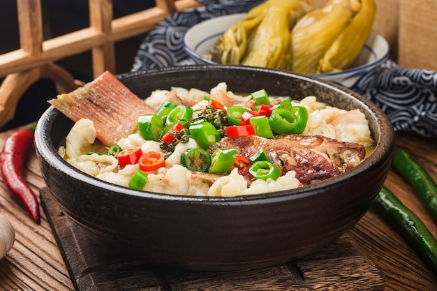 Chinesisches essen: gekochter fisch mit eingelegtem kohl und chili. rote zackenbarschfilets