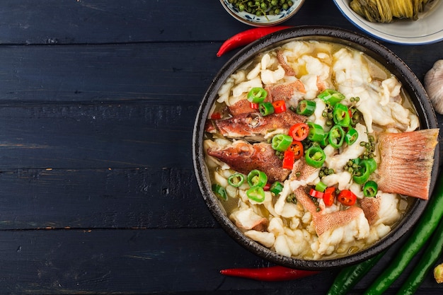 Chinesisches essen gekochter fisch mit sauerkraut und chili rote zackenbarschfilets