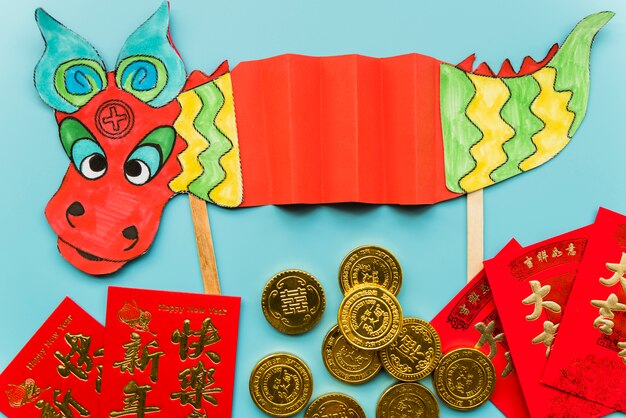 Chinesisches Konzept des neuen Jahres mit handgemachtem Drachen