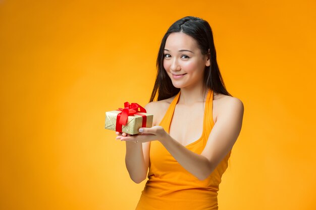 Chinesisches Mädchen mit einem Geschenk