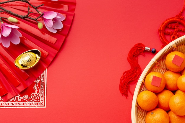 Kostenloses Foto chinesisches neues jahr der draufsicht der tangerinen und der magnolie