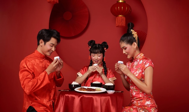 chinesisches Neujahr 2024 asiatisches Familienessen Essen und Tee trinken für das Wohlstand Feiern Festival