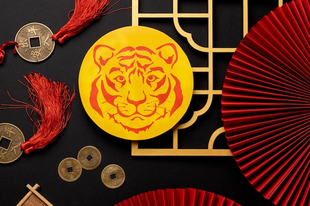 Chinesisches Neujahrsstillleben mit Tigerfeier