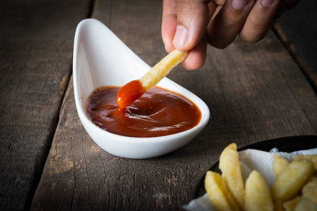 Chip-Shop-Chip tropft Tomaten-Ketchup.