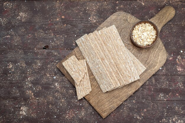 Chips und Cracker von oben auf dem Holzschreibtisch