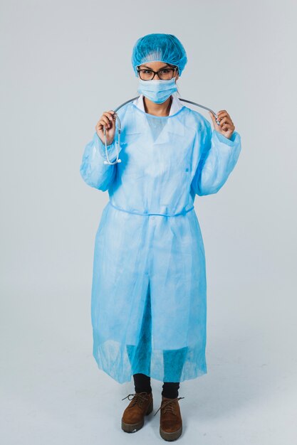 Chirurg posiert mit Stethoskop
