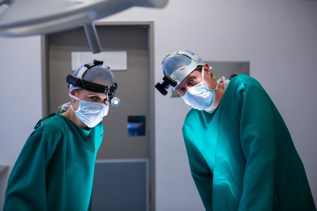 Chirurgen, die während der Operation chirurgische Lupen tragen