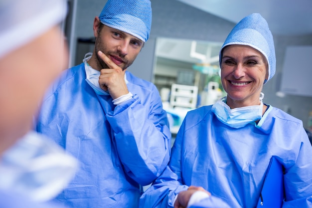 Chirurgen miteinander im Operationsraum in Wechselwirkung