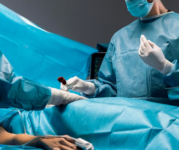 Chirurgischer Eingriff durch einen Arzt in einer speziellen Ausrüstung
