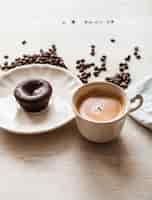 Kostenloses Foto choco lavakuchen auf platte mit kaffeetasse und röstkaffeebohnen