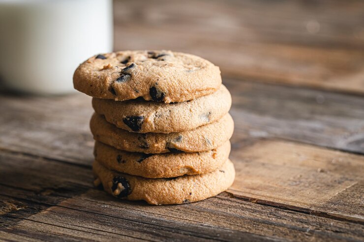 Kostenlose Foto chocolate chip cookies hautnah auf einem hölzernen hintergrund