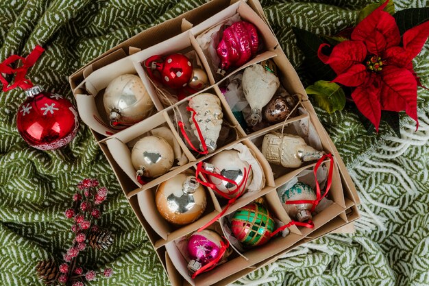 Christbaumschmuck in einer Box