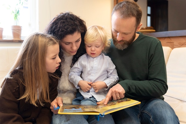 Christliche Familie, die zusammen betet