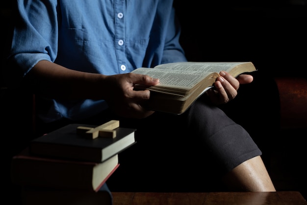 Christliche Frauen lesen die heiligen Schriften im Haus