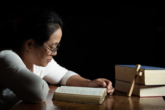 Christliche Frauen lesen die heiligen Schriften im Haus